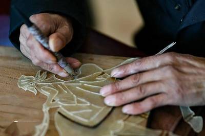 皮影剧团“皮”出新花样 制作