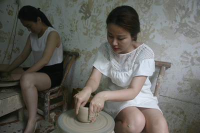 年轻采编播人员在长沙铜官窑体验陶器制作