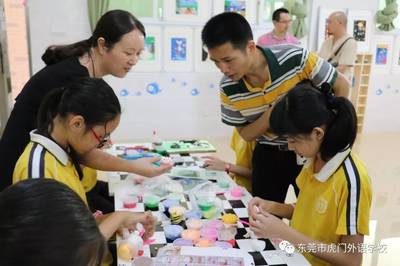 东莞市第四届中小学美术特色展评审专家小组走入虎外